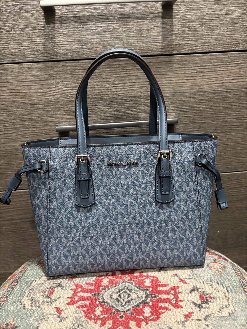 ✨ NWT Michael Kors Voyager Extra-Small Signature Logo Tote Bag - Denim Blue ✨ - Picture 1 of 6